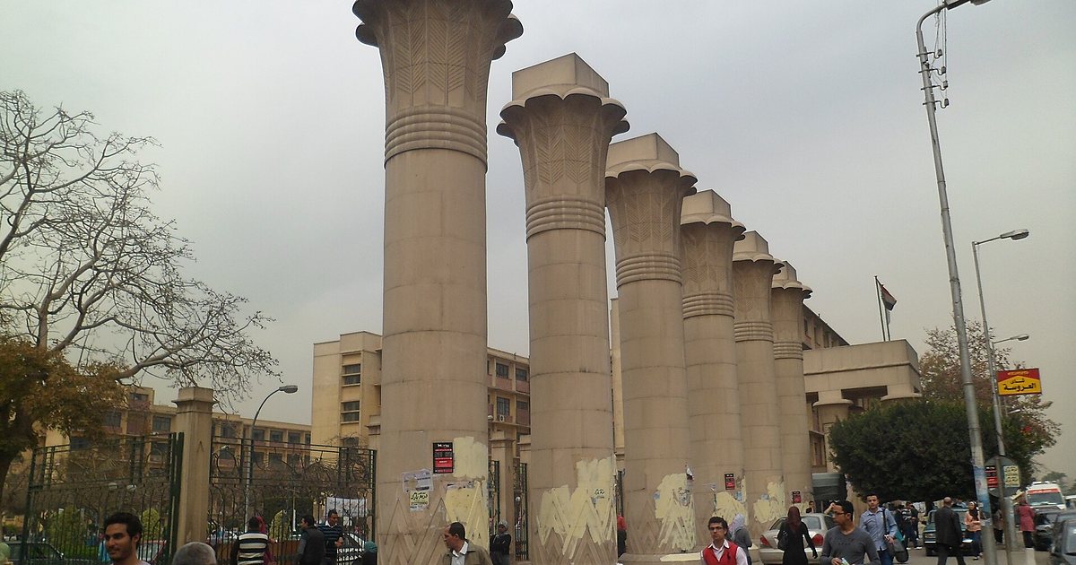 أعمدة المدخل الرئيسي لجامعة عين شمس