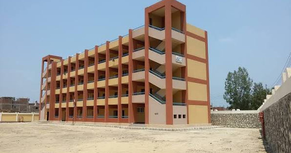 مبنى مدرسة حكومية حديثة الإنشاء